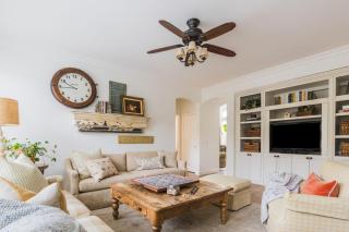 Spacious 4BR Home w Fireplace Work Space Backyard Dining - San Diego - 1