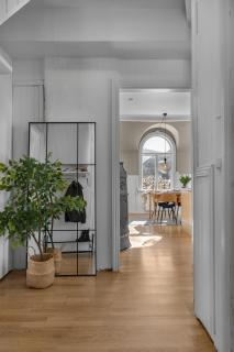 Lovely city center apartment with amazing views and free parking! - 8