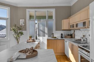 Lovely city center apartment with amazing views and free parking! - 7