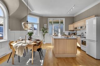 Lovely city center apartment with amazing views and free parking! - 0