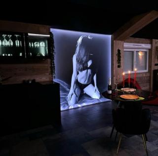 Love Room TENTATION - Découvrez le luxe d'un jacuzzi envoûtant et d'une atmosphère de pure séduction ! - Ornans - 9