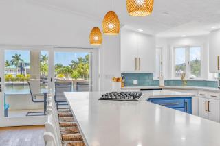 Easy Breezy Family Complex 5BR 3BTH 100ft Dock Pool & Beach - 1