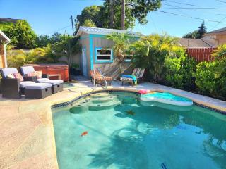 Boho Bungalow - Backyard Oasis - Pool & Hot tub - São Petersburgo - 0