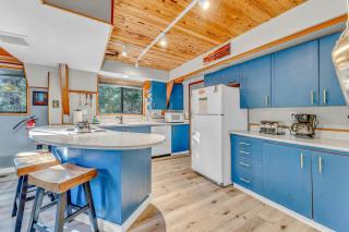 3BR Tahoe Cabin in the Trees with Hot Tub - Carnelian Bay - 9