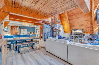 3BR Tahoe Cabin in the Trees with Hot Tub - Carnelian Bay - 5