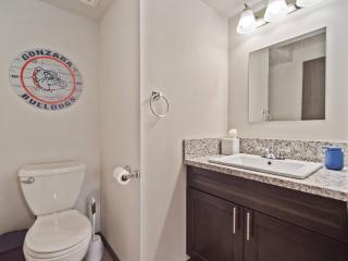 8 min walk to Arena, close to Gonzaga, Wd, Off St Parking - Spokane - 2
