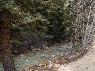 Modern Cabin Peaceful Nature Retreat Sleeps 2 - 7