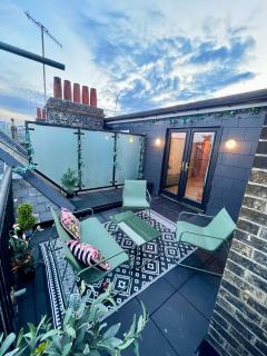 The Gallery - Town Centre - Beach 5 Minute Walk - Superfast WiFi - Outdoor Terrace - Sleeps up to 6 - Netflix - Contractor Friendly - Short & Long Stays - Coffee Machine - Bournemouth - 5