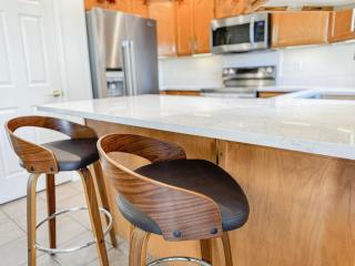 Family Retreat Near SLC Airport 6 BR 3 Bath - West Valley City - 2