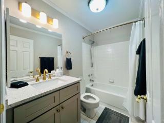 Lakefront Condo - King Bed Full Kitchen - Auburn - 6