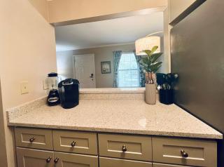 Lakefront Condo - King Bed Full Kitchen - Auburn - 4