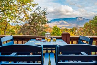 Scenic Decks, Hot Tub, Minutes to Trails & Town - Gatlinburg - 0