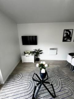 Serene 2-Bed Flat with Canal Views - Coop Live & Ethiad - 6