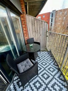 Serene 2-Bed Flat with Canal Views - Coop Live & Ethiad - 1
