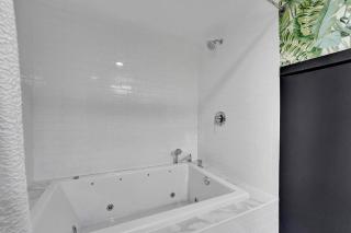 Modern 2BR - 2 Bath private home - Heated Pool + King Bed - Fort Lauderdale - 1