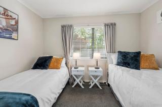 Logan House, Stylish Getaway With BBQ and Yard - Taupo - 7