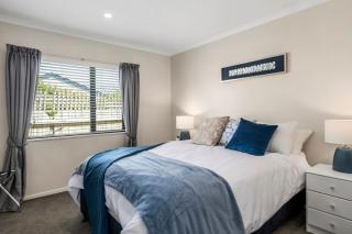 Logan House, Stylish Getaway With BBQ and Yard - Taupo - 6