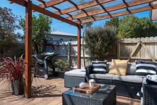 Logan House, Stylish Getaway With BBQ and Yard - Taupo - 2