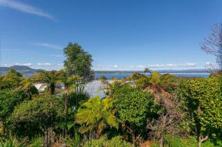 Charming 3BR Retreat With Fireplace and Views - Taupo - 5