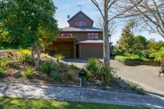 Charming 3BR Retreat With Fireplace and Views - Taupo - 4