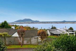 Stylish 3BR Lakeview Home in Acacia Bay - Taupo - 6