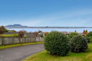 Stylish 3BR Lakeview Home in Acacia Bay - Taupo - 3