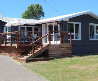 Broomfields by the Lake, Historic 3BR Lodge With Views and Timeless Charm - Taupo - 4