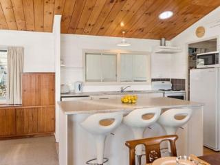 Broomfields by the Lake, Historic 3BR Lodge With Views and Timeless Charm - Taupo - 3