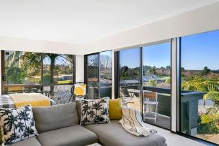 Modern Private Retreat With Balcony and Lake Views - Taupo - 3
