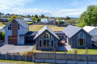 Huia Heights, Modern 4BR Home With Park Views - Taupo - 5