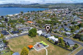 Huia Heights, Modern 4BR Home With Park Views - Taupo - 3