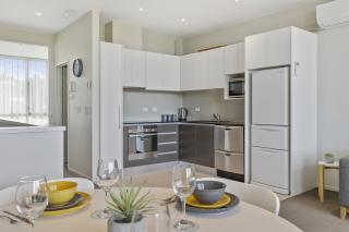 Water Views Apartment With Pool and Lake Access - Taupo - 6