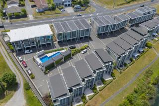 Water Views Apartment With Pool and Lake Access - Taupo - 5