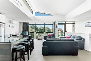 Luxury Riverfront Apartment With Views and Pool Access - Taupo - 8