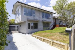 Fantail Retreat, Family 4BR Near Lake and Gardens - 0