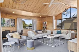 Central Taupo Home, Walk to Shops and Dining - Taupo - 2