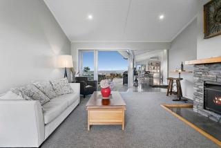 Highland House - Beautiful Lake Taupo Holiday Home with panoramic views - 4