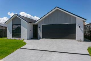 Wharewaka Escape, Modern 3BR Family Home Near Lake and Shops - 5