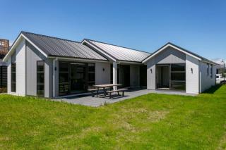 Wharewaka Escape, Modern 3BR Family Home Near Lake and Shops - 4