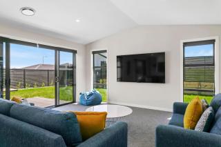 Wharewaka Escape, Modern 3BR Family Home Near Lake and Shops - 3