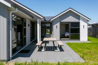 Wharewaka Escape, Modern 3BR Family Home Near Lake and Shops - 8