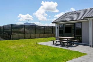 Wharewaka Escape, Modern 3BR Family Home Near Lake and Shops - 7