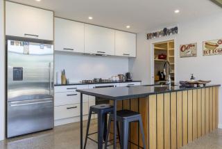 Elevated Taupo Hideaway With Views and Designer Comfort - Taupo - 3