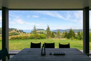 Peaceful Luxury Retreat with Lake Views and Spa Pool - Taupo - 8