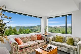 Peaceful Luxury Retreat with Lake Views and Spa Pool - Taupo - 2