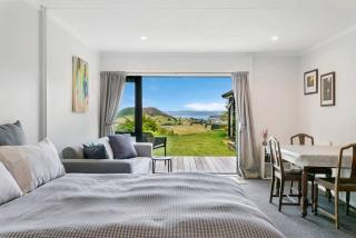 Peaceful Luxury Retreat with Lake Views and Spa Pool - 1