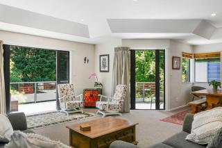 Treetop Living, Peaceful 4BR With Scenic Bush Views - Taupo - 8