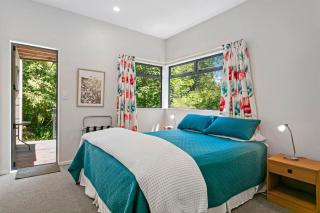 Treetop Living, Peaceful 4BR With Scenic Bush Views - Taupo - 1