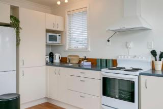 Wanderlust Retreat- Quaint and Romantic Cottage - 3