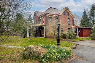 On-Site Winery and Historic Charm Uniontown Escape - Uniontown - 0